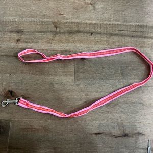 pink leash!